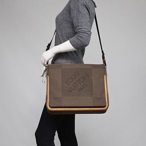 Authentic Pre loved Messenger Geant bag